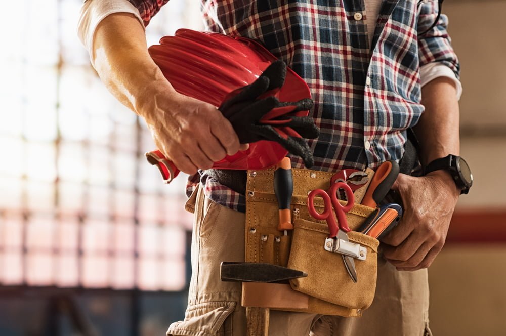 Closeup,Of,Bricklayer,Hands,Holding,Hardhat,And,Construction,Equipment.,Detail